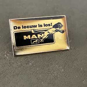 Broche de caminhão MAN - trabalho em esmalte de alta qualidade em bom estado. Veja as fotos. Aproximadamente 32x20mm.