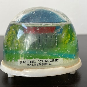 Schaloen slott Valkenburg Nederländerna. Snöglobsouvenir ca. 7x5x5 cm. Vintage 1970-tal - Schin op Geul Limburg Nederländerna - påfyllningsbar
