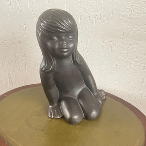 Estatua de niña sentada de 30 cm de altura, obra de Emiel Laskaris. Cerámica vintage de arcilla, década de 1960. Artista belga. En buen estado.