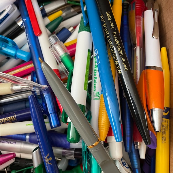 100 Kugelschreiber mit Werbetexten - Vintage - Kollektion aus den 1970er-2000er Jahren - Stifte aus aller Welt.