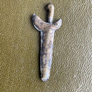 Keris in miniatura da 4 cm, Giava, Indonesia. Bronzo. Piccolo, antico talismano keris giavanese. Fatto a mano. Splendidamente decorato. Vedi foto.