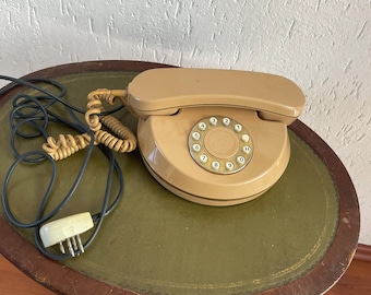 Telefono vintage in plastica con struttura in bachelite, completo di cablaggio e funzionante. Colore crema beige con dettagli dorati, anni '70.