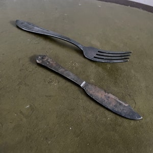 Coltello da burro e forchetta placcati in argento - insieme al prezzo di listino. 15 + 11 cm. Vintage. Potrebbero essere lucidati.