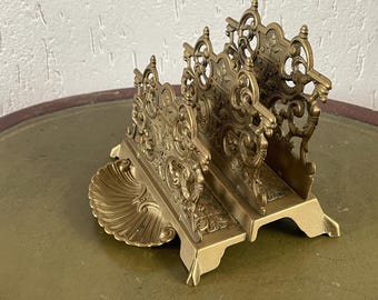 Vacker mässingsbrevhållare, elegant viktoriansk skrivbordsorganisatör, vintage postställ med skal för frimärken/prydnadssaker på framsidan