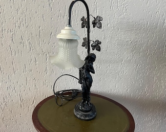 51 cm hohe Tischlampe im Jugendstil, original und vollständig mit weiblicher Figur und Glasschirm. Siehe Text und Fotos.