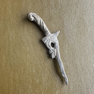 Java Talisman Indonesië ter bescherming van huizen en boederijen. Ca 10 cm. Javaanse metalen talisman in keris model Hang boven de deur.