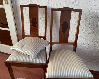 Juego de 2 sillas de madera vintage con asientos tapizados. En buen estado. Ver texto y fotos. De la década de 1940. Respaldo con incrustaciones de madera. Sillas de comedor.