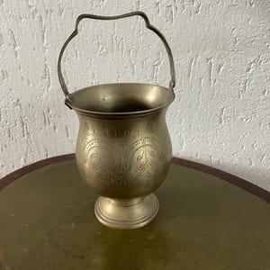 27cm/11" incense burner pot India Floral engraving 16x13cm without handle. With inlay holder for sticks. Circa 1950 brass - Altar