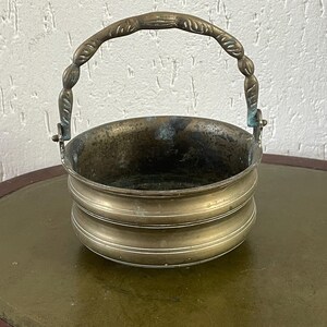 15 cm/6" mycket tung blomkruka i gul mässing med handtag. Inklusive handtag 18 cm/7 tum hög, utan handtag 8 cm/3,2" Väger över 1150 gram!