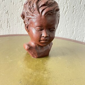 Estatueta cabeça de criança Marcada aprox. 14 cm de altura. Marcado 233 V.V. - Gebroeders van Paridon - Fabricado em paridur (gesso com resina sintética) Pesado