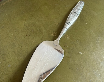 Beautiful cake server from Norway with richly decorated handle - in very good condition. 26 cm long (10 inches). With cutting edge serrated edge