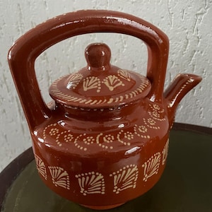 Theepot uit Portugal. Keramiek. Handbeschilderd terra cotta