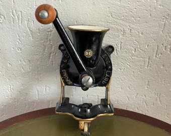 Antike Kaffeemühle von Spong & Co, hergestellt in England, ca. 22 cm. Wand- oder Arbeitsplattenmontage. Gut funktionierend, in sehr gepflegtem Zustand, Nr. 1 der 1940er Jahre