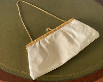 vintage evening bag clutch model - white cream - approx. 24x10 cm with short chain. Gold color metal frame. See photos. Little or never used