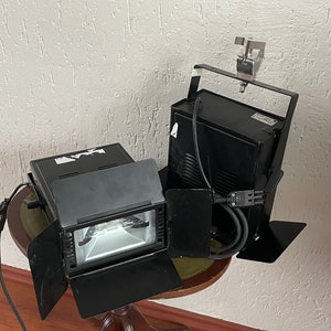 Puede incluir: Dos luces de estudio negras con reflectores ajustables. Las luces están enchufadas y listas para usar.