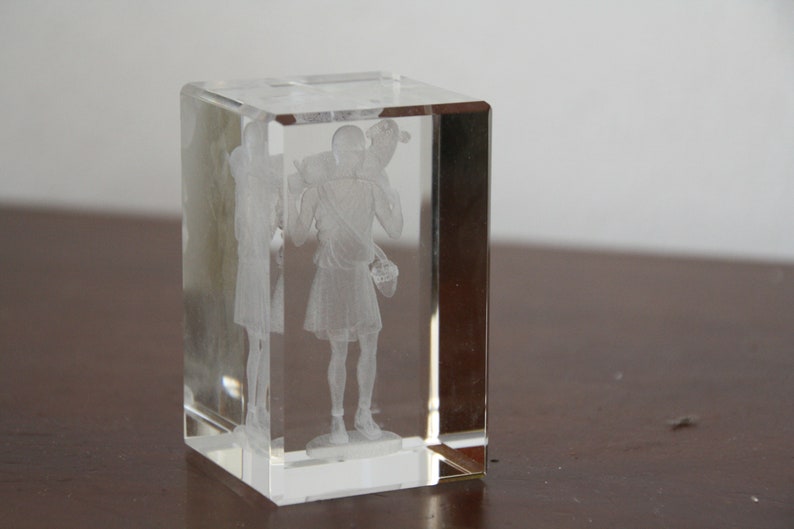 Solid glass press paper 8x5x5 cm with 3D engraved shepherd with sheep over the shoulders