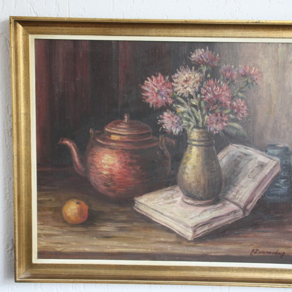 A. Zwanenberg nature morte bouilloire en cuivre et vase avec fleurs et livre - 67x57 cm (toile 60x50 cm) huile sur toile - œuvre originale signée