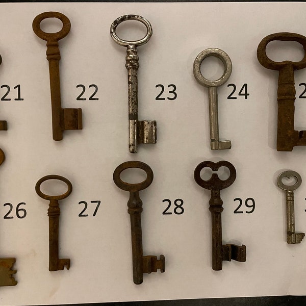 Antique skeleton keys from Spain and Portugal - 5 to 10.5 cm (2-4 inches). Antique, not reproduction - Price is per key. Same price