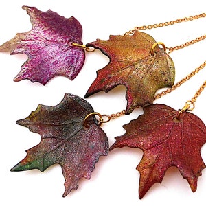 lange zarte Ohrhänger bunte Blätter an Kettchen vergoldet schimmernde Kupfertöne 'AUTUMN LEAVES'