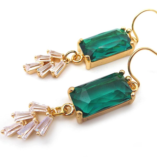 lange Ohrhänger 20er Jahre Stil Art Deco Jugendstil nachempfunden Zirkonia Glas vergoldet smaragd grün schillernd 'LOOK BACK'