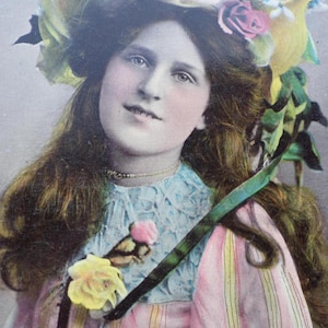 carte postale vintage miss Zena Dare actrice avec robe rose et chapeau à fleurs - Bamforth & Co
