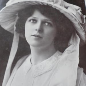 Carte postale photo édouardienne vintage - Miss Marie Lohr - Beagles p/c 232 O
