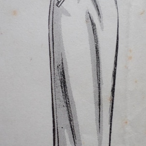 Peut inclure: Un dessin au trait noir et blanc d'une femme portant une jupe et un chemisier. La jupe est une jupe crayon avec un détail de couture latérale. Le chemisier a un devant boutonné et un col.