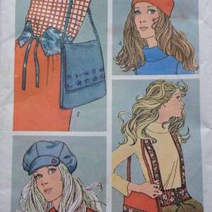 Könnte beinhalten: Ein Vintage-Schnittmuster mit drei verschiedenen Taschenmodellen. Die erste Tasche ist eine blaue Umhängetasche mit Sternchen-Verzierungen. Die zweite Tasche ist eine rote Umhängetasche mit Blumenmuster. Die dritte Tasche ist eine rote Umhängetasche mit Blumenmuster und einem braunen Riemen.