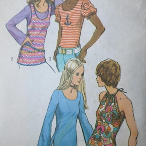 Peut inclure: Un patron de couture vintage présentant quatre hauts différents. Les hauts sont de styles variés, dont un haut halter, un haut à manches cloche et un haut rayé avec un motif d'ancre. Le patron est pour les tailles 12 et le tour de poitrine 34.