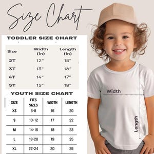 Op de afbeelding: Een kind draagt een wit t-shirt en een beige baseballpet. Links wordt een maattabel weergegeven met details over peuter- en jeugdmaten met afmetingen in inches voor breedte en lengte. De tabel bevat maten van 2T tot XL.