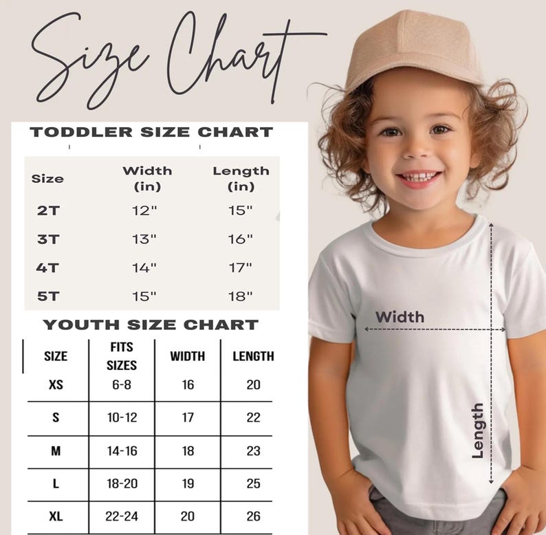 Op de afbeelding: Een kind draagt een wit t-shirt en een beige baseballpet. Links wordt een maattabel weergegeven met details over peuter- en jeugdmaten met afmetingen in inches voor breedte en lengte. De tabel bevat maten van 2T tot XL.