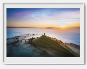 Glastonbury Tor Print - Mgły Avalonu | Dron | Somerset | Wydruk artystyczny | Giclée | Wydruk luksusowy | Wydruk artystyczny Hahnemühle