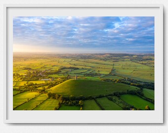 Wydruk Glastonbury Tor | Somerset | Dron | Słonecznie | Wschód słońca | Wydruk artystyczny | Giclée | Luksus | Dzieło sztuki