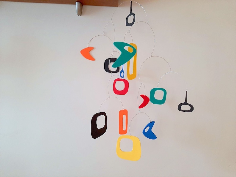 Moderne mobiel uit het midden van de eeuw: handgemaakte kleurrijke kinetische kunst