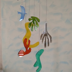 Babymobiel van transparant plexiglas: biologische matissevormen, VS verzonden met DDP. Er worden geen extra kosten in rekening gebracht bij levering.