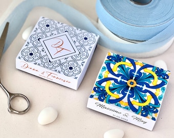 Caixa quadrada de majólica em 2 estilos mediterrâneos | Perfeita para 5 a 7 amêndoas confeitadas | Personalizada com nomes e datas - Lembrancinha de casamento