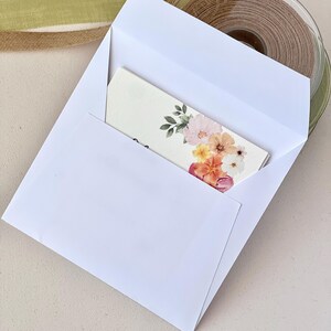 Invitación de boda floral – Papel martillado + Sobre elegante y personalizable | Formato tríptico - Invitación con sobre imagen 3