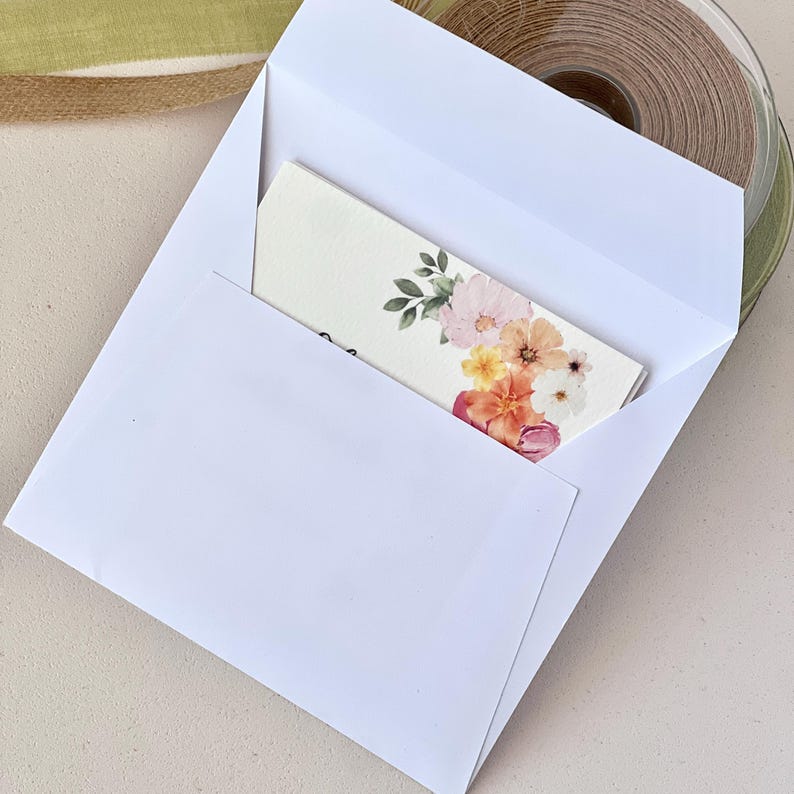 Invitación de boda floral – Papel martillado + Sobre elegante y personalizable | Formato tríptico - Invitación con sobre imagen 3
