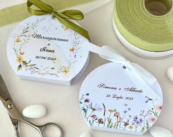 Caixa redonda personalizada para lembrancinha de casamento com estampa floral amarela ou colorida • Lembrancinha de casamento • Laço de cetim •
