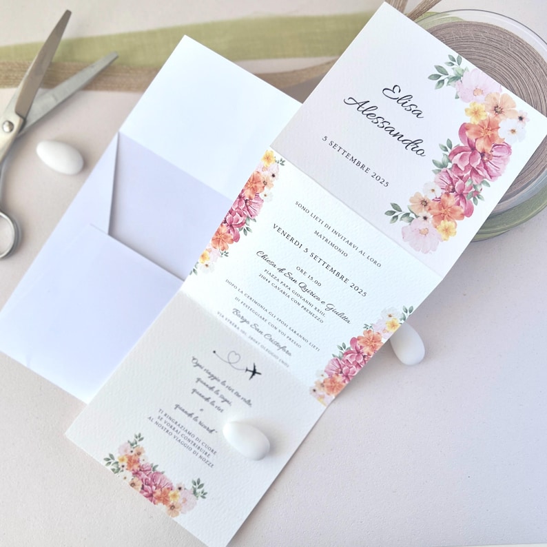 Invitación de boda floral – Papel martillado + Sobre elegante y personalizable | Formato tríptico - Invitación con sobre imagen 1