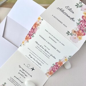 Invitación de boda floral – Papel martillado + Sobre elegante y personalizable | Formato tríptico - Invitación con sobre imagen 4