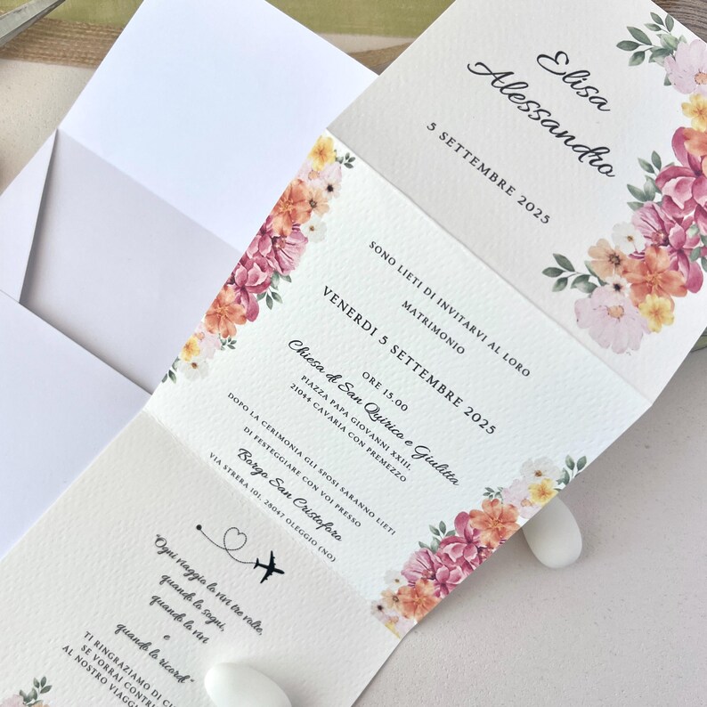 Invitación de boda floral – Papel martillado + Sobre elegante y personalizable | Formato tríptico - Invitación con sobre imagen 4