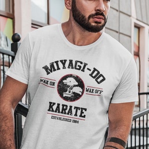 Cobra, camiseta con diseño cinematográfico de cuello redondo. Pregunte por otros colores o sudadera, sudadera con capucha o camiseta sin mangas / oeste