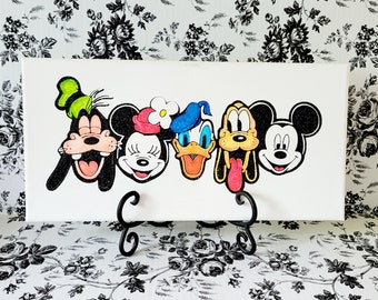 Adesivo 'Topolino e Minnie': Magia Disney per la Tua Casa