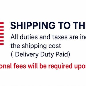 Op de afbeelding: De vlag van de Verenigde Staten wordt weergegeven naast de tekst SHIPPING TO THE USA: All duties and taxes are included in the shipping cost ( Delivery Duty Paid) No additional fees will be required upon delivery! in donkerblauwe en rode tekst.