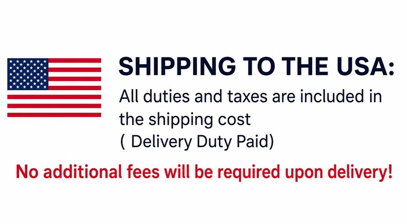 Op de afbeelding: De vlag van de Verenigde Staten wordt weergegeven naast de tekst SHIPPING TO THE USA: All duties and taxes are included in the shipping cost ( Delivery Duty Paid) No additional fees will be required upon delivery! in donkerblauwe en rode tekst.