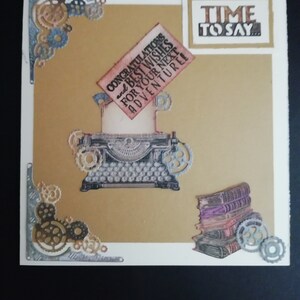 Una bellissima carta 6x6 fatta a mano con una macchina da scrivere vintage e libri. È ora di dire congratulazioni e auguri per la tua prossima avventura
