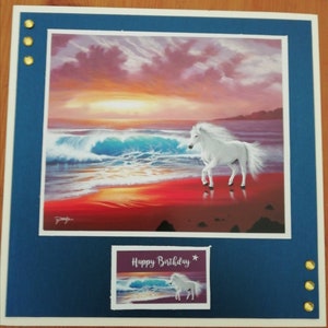 Une belle carte faite main de 8 x 8 pouces représentant un cheval blanc sur la plage au lever du soleil et le message Joyeux anniversaire. Décoré avec de fausses pierres précieuses.