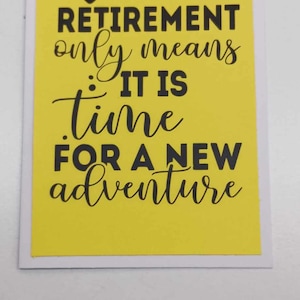 Carte de retraite. La retraite signifie seulement qu'il est temps pour une nouvelle aventure 7 x 5 avec enveloppe assortie. Personnalisé avec son propre choix de couleur.