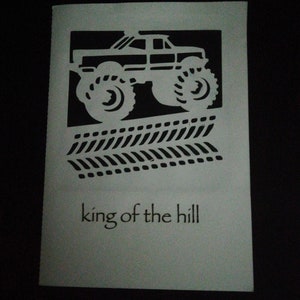 Fabuloso cartão 7x5 feito à mão: King of the Hill com corte grande de caminhão e bandas de rodagem de pneus.